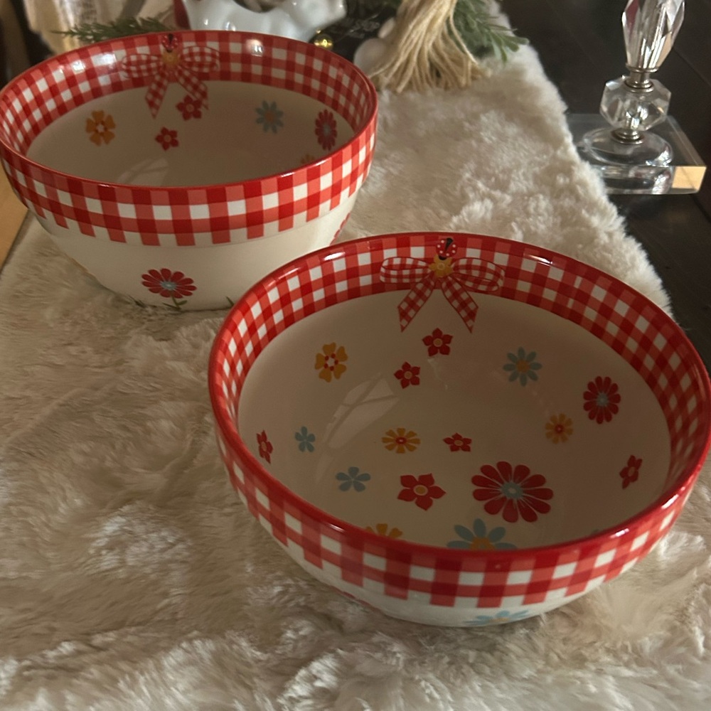 2 Temptations Red Gingham Gardens Ceramic Flower Spring bowls RETIRED 2-1.5 Qt